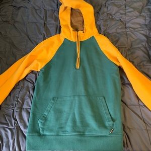 Men’s Dravus brand pull over hoodie.